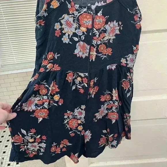 Navy blue floral lightweight‎ short tanktop romper with pockets size medium - Picture 3 of 6